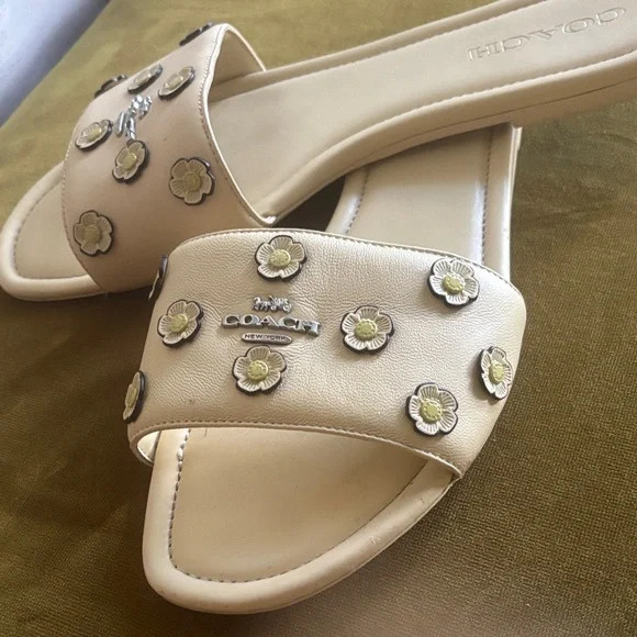 Butter yellow Coach slide Sandal With Tea Rose - Picture 10 of 11